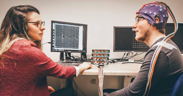 ETSU psychology students studying brain waves