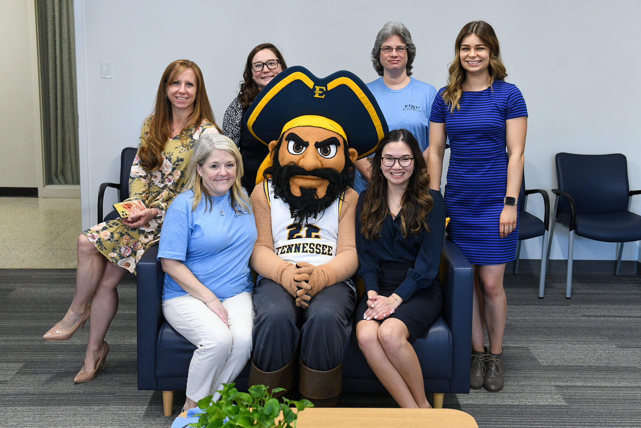 Photograph of Academis Advisors with Bucky the ETSU Mascot