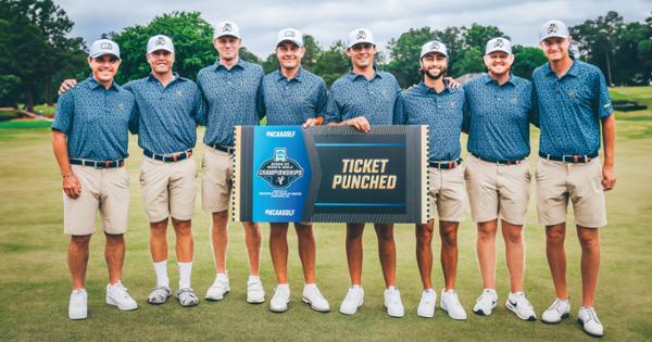 ETSU men's golf team with their ticket to the NCAA tournament