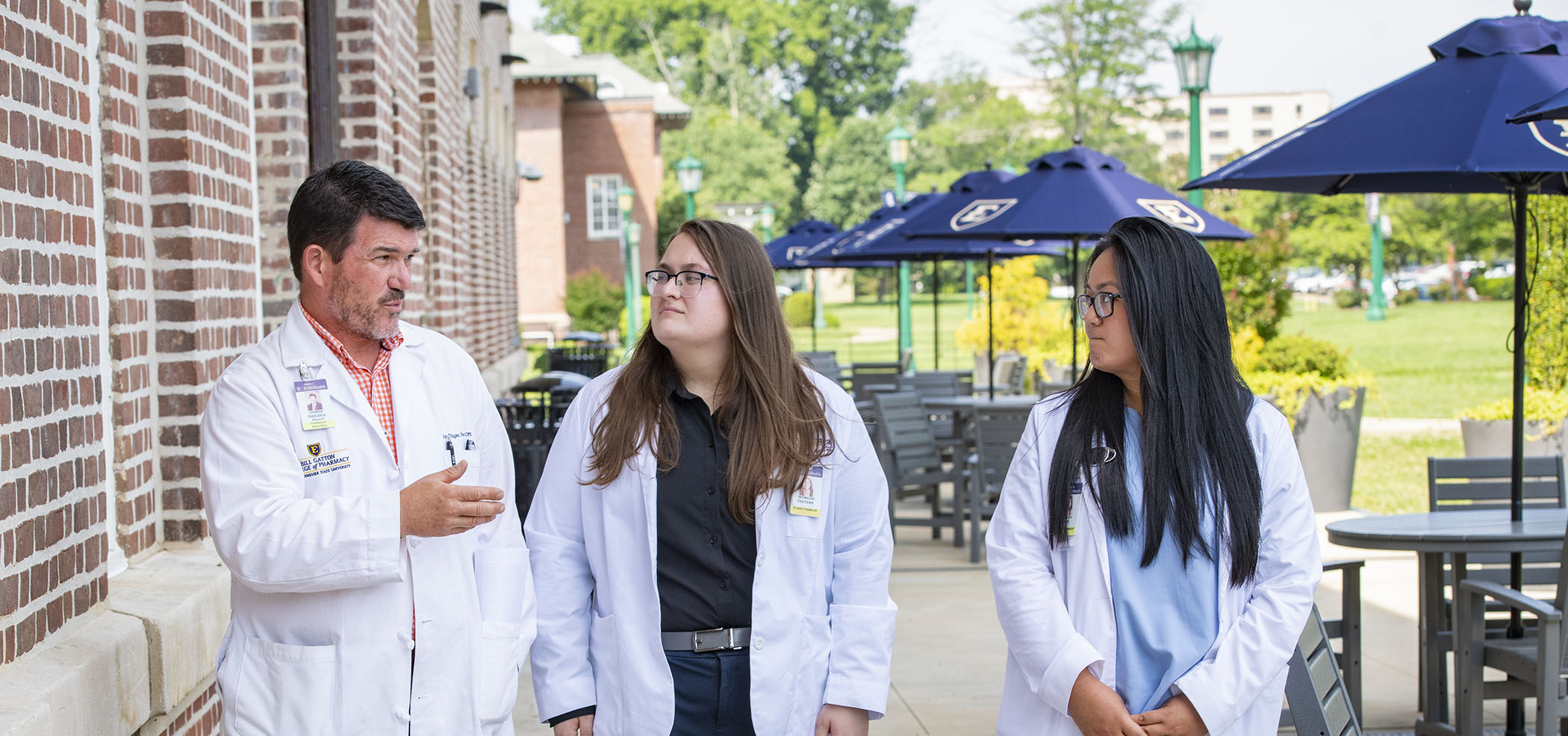 Dr. Thigpen meets with student pharmacists