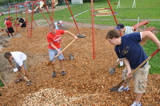 Volunteer etsu students mulching